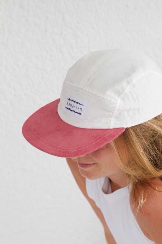 Gorra de 5 paneles - Cordones rosas