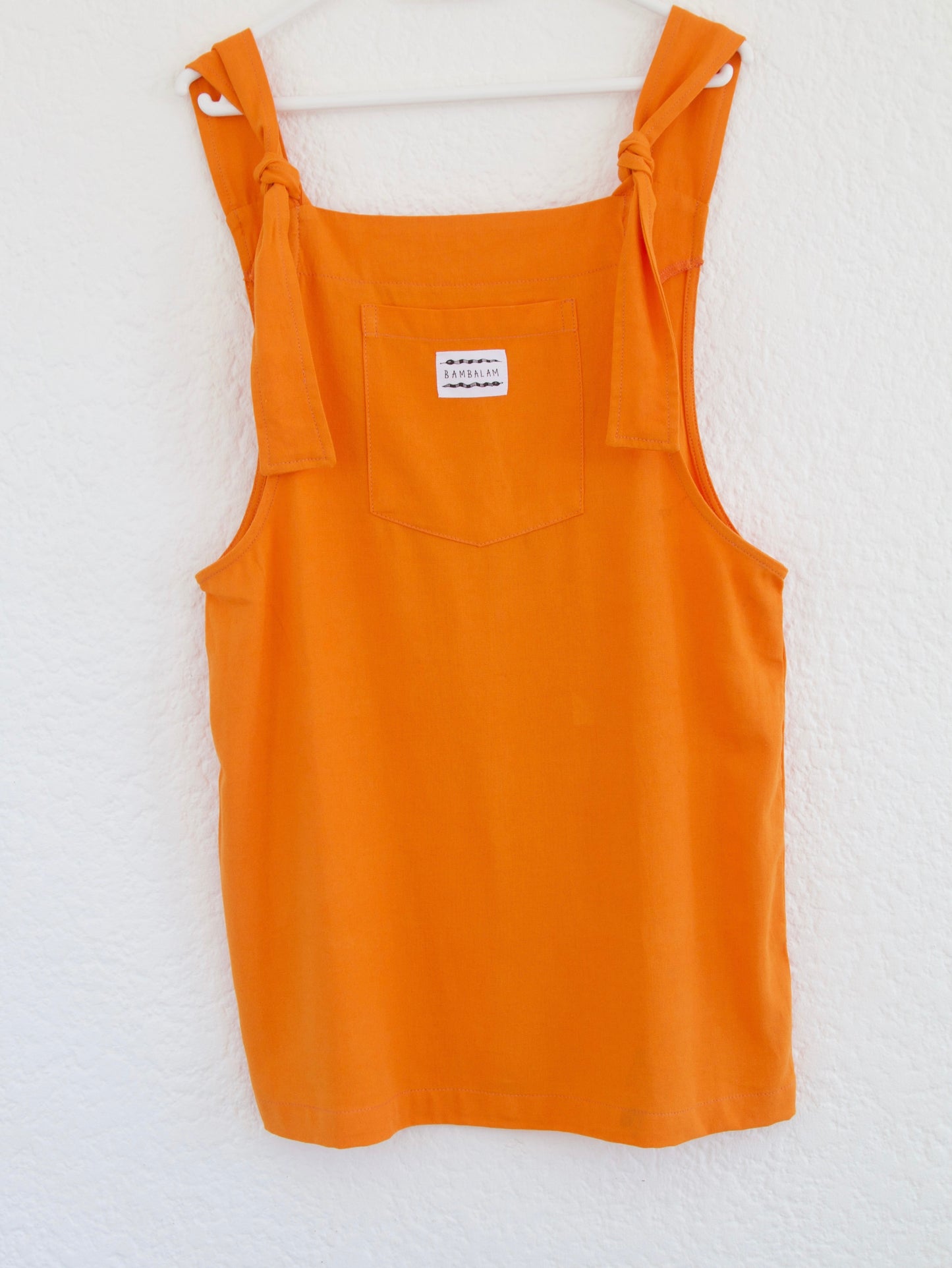 Vestido con peto de lino naranja