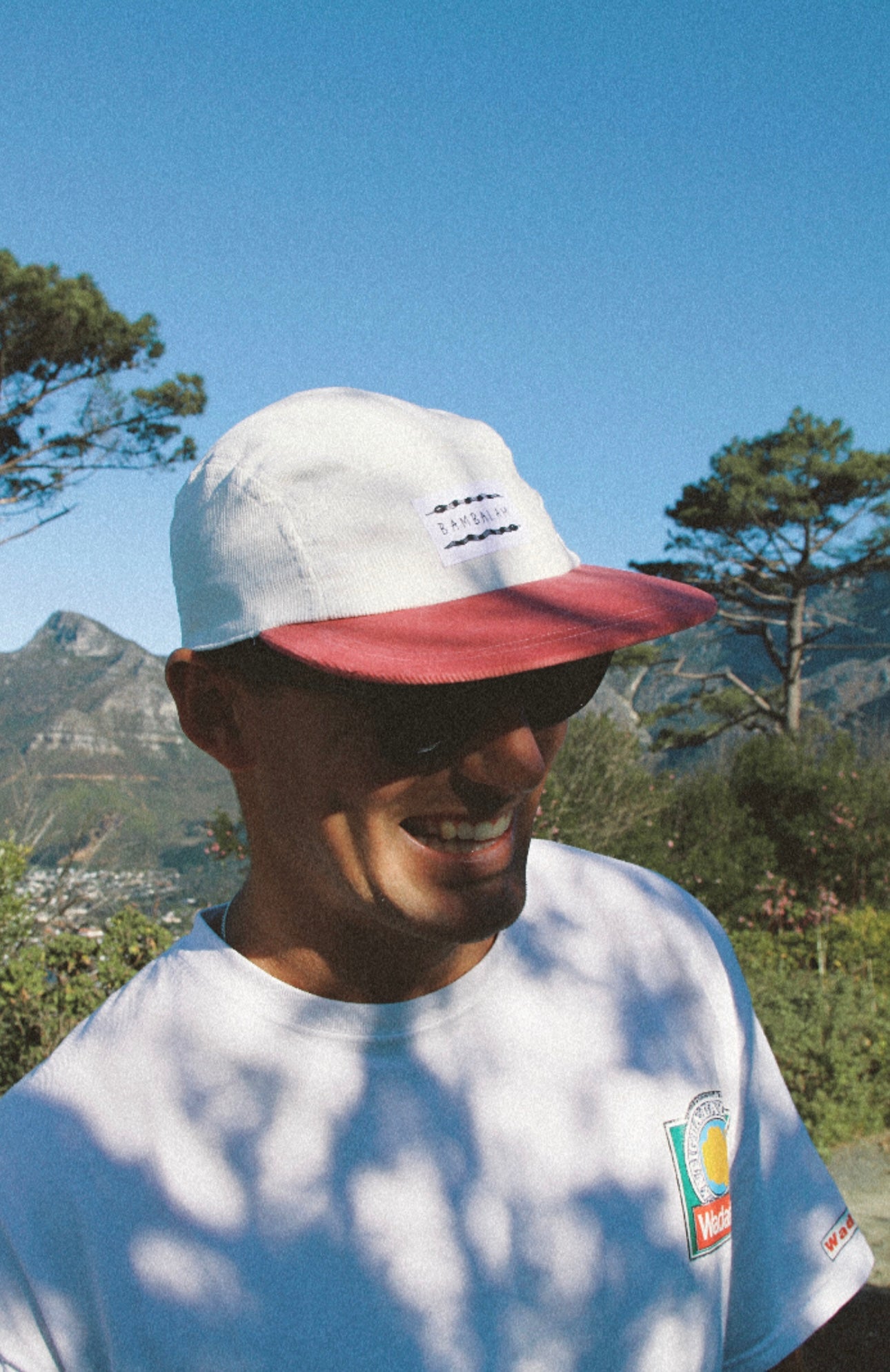 Gorra de 5 paneles - Cordones rosas