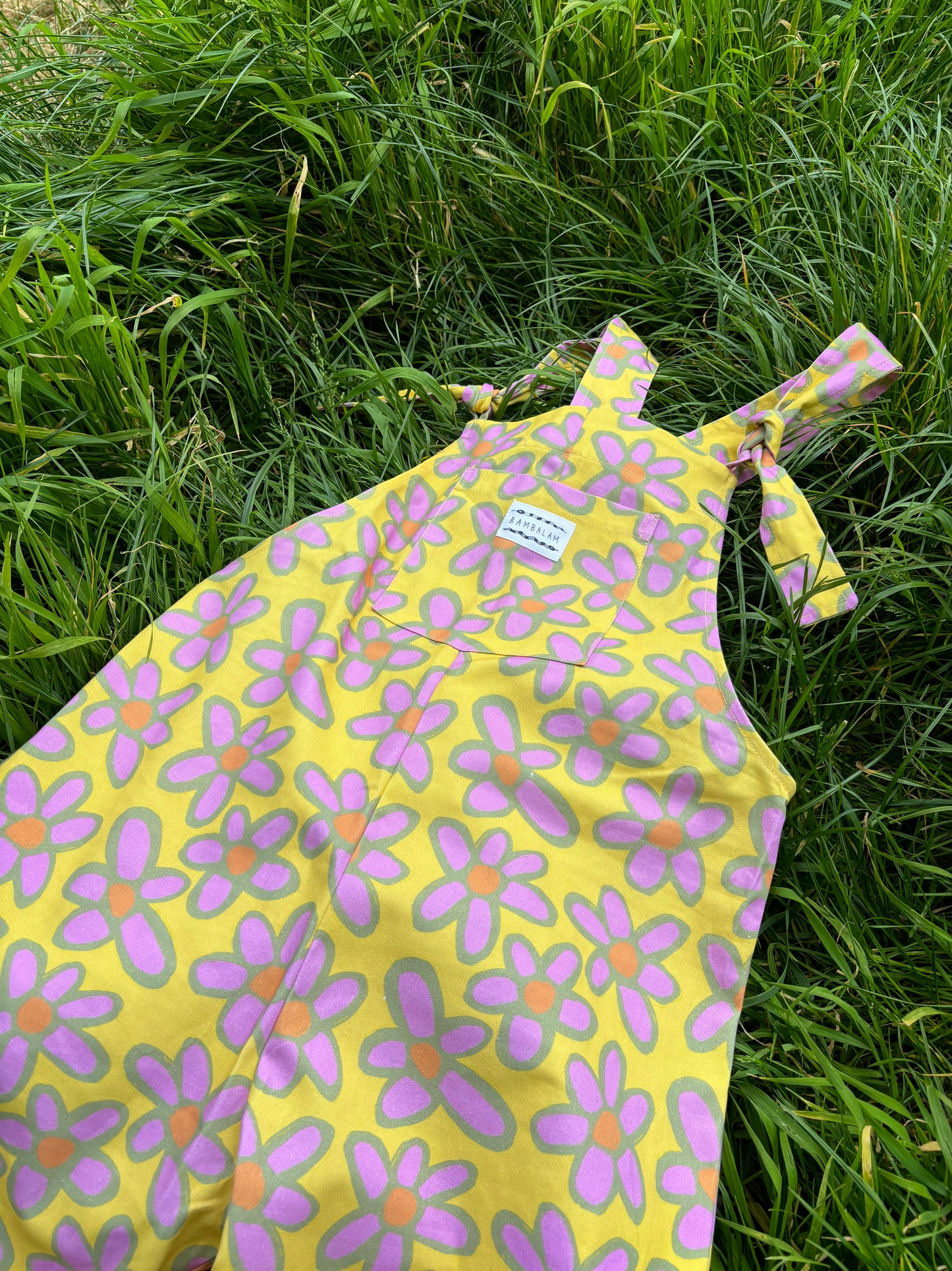 Peto corto 'Oopsie Daisies amarillo'
