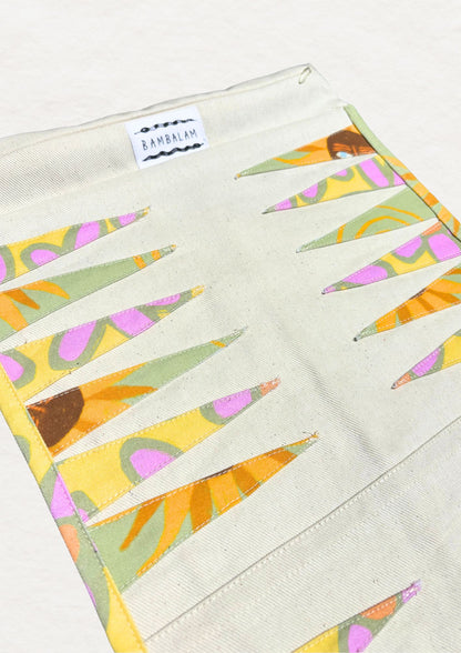 Backgammon 'Oopsie margaritas amarillas' x 'Girasol'