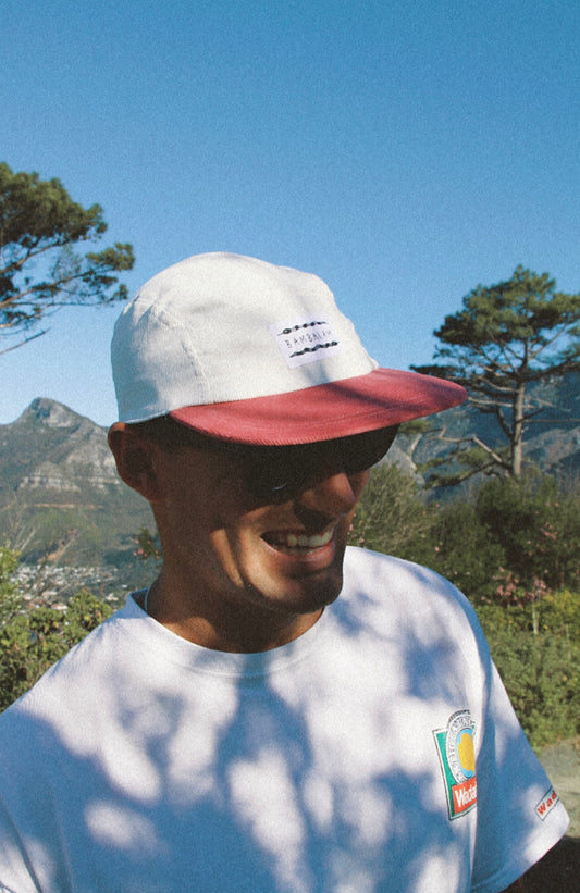 Gorra de 5 paneles - Cordones rosas